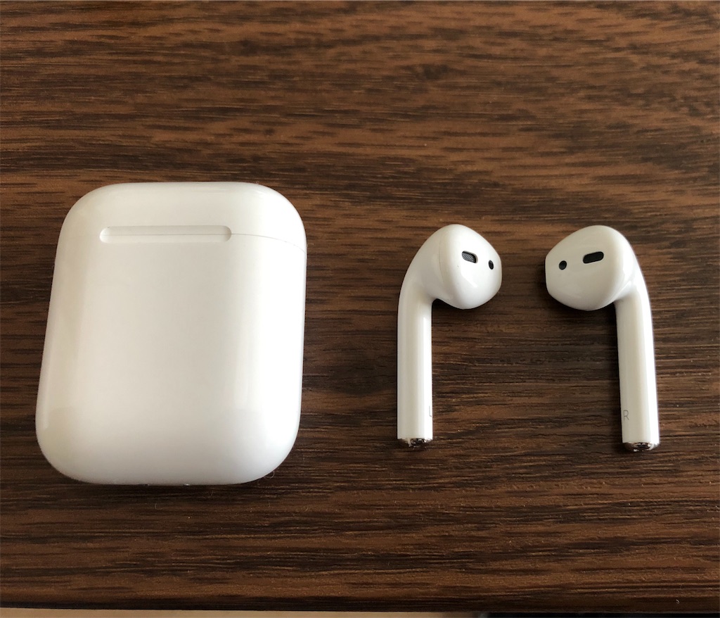 AirPods イヤホンと充電ケース